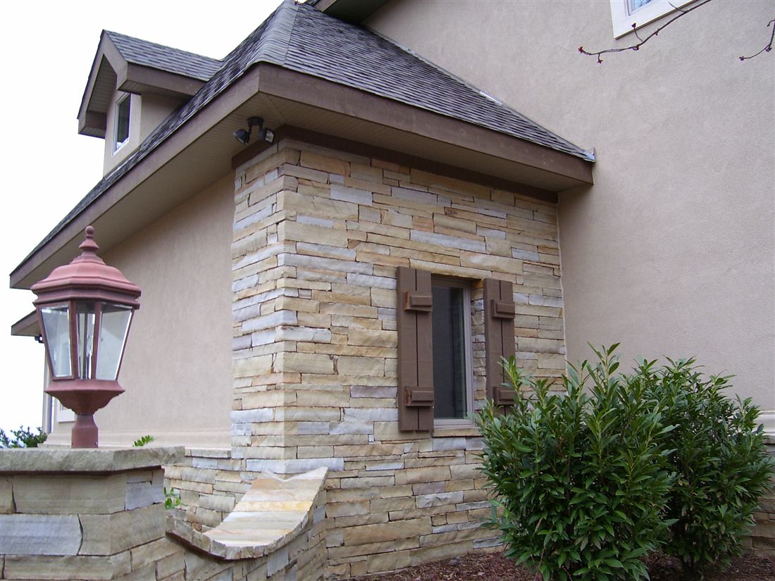 Dry-stack wall corner, lantern post