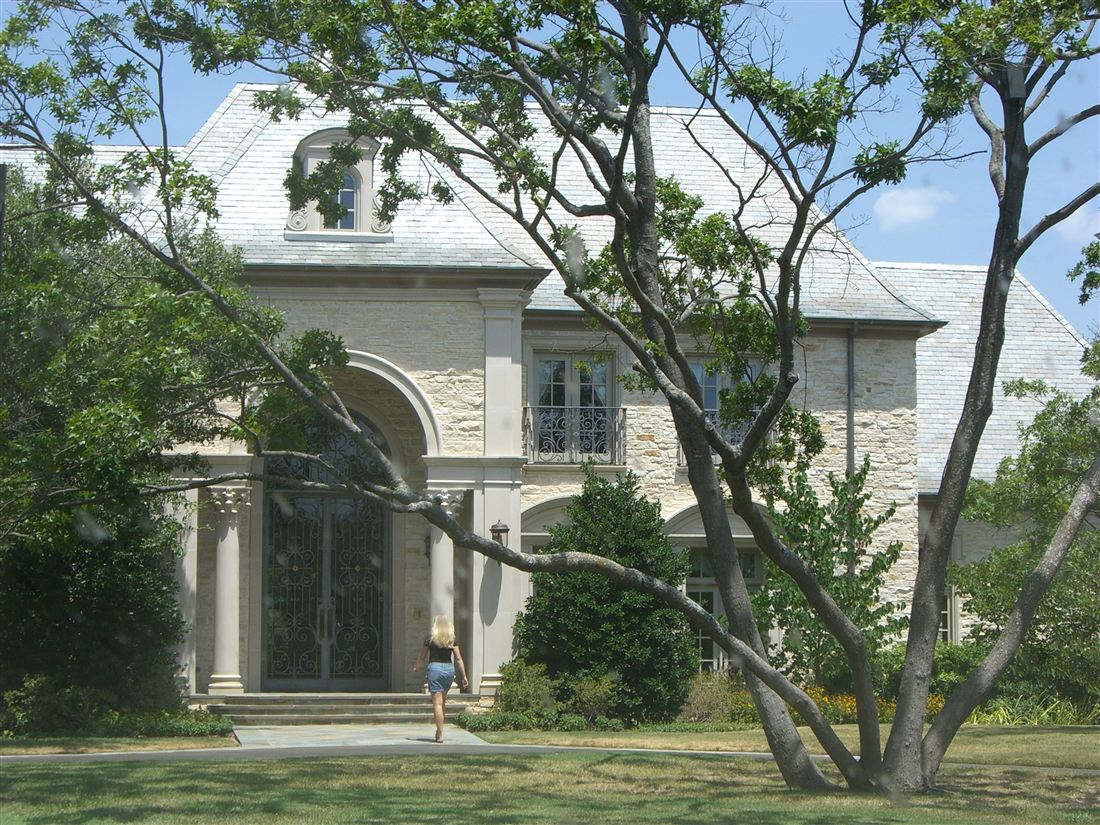 Limestone manor, porte-cochere